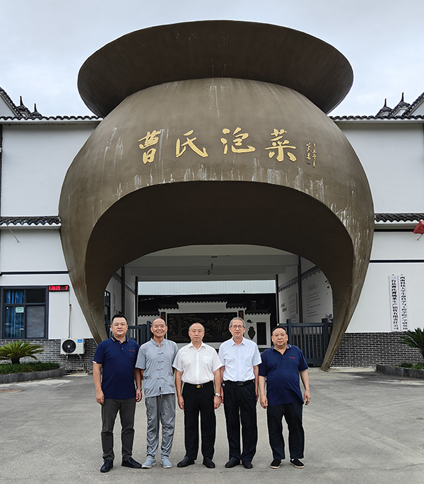 宾主双方在曹国舅泡菜坛建筑下合影.jpg