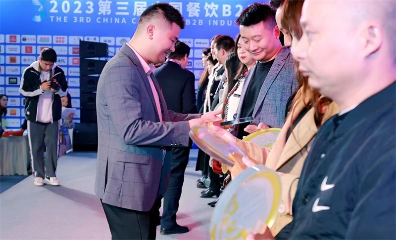 我会秘书长李俊霖为获奖企业颁奖.jpg